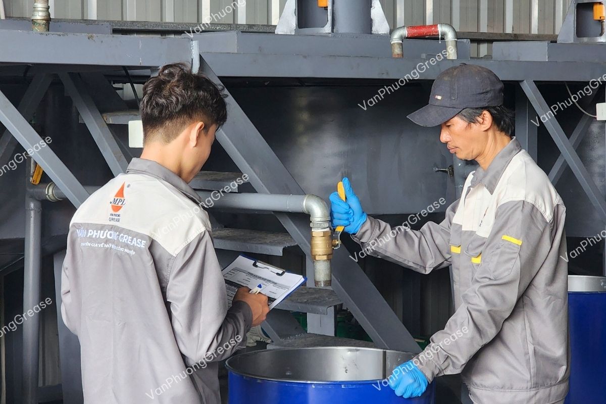 mỡ bôi trơn đa dụng cho ô tô Quy trình sản xuất tại Vân Phương được thiết kế đạt tiêu chuẩn
