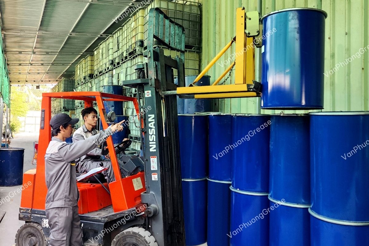 mỡ bôi trơn đa dụng cho ô tô Mỡ bôi trơn đa dụng cho ô tô được giao tận nơi