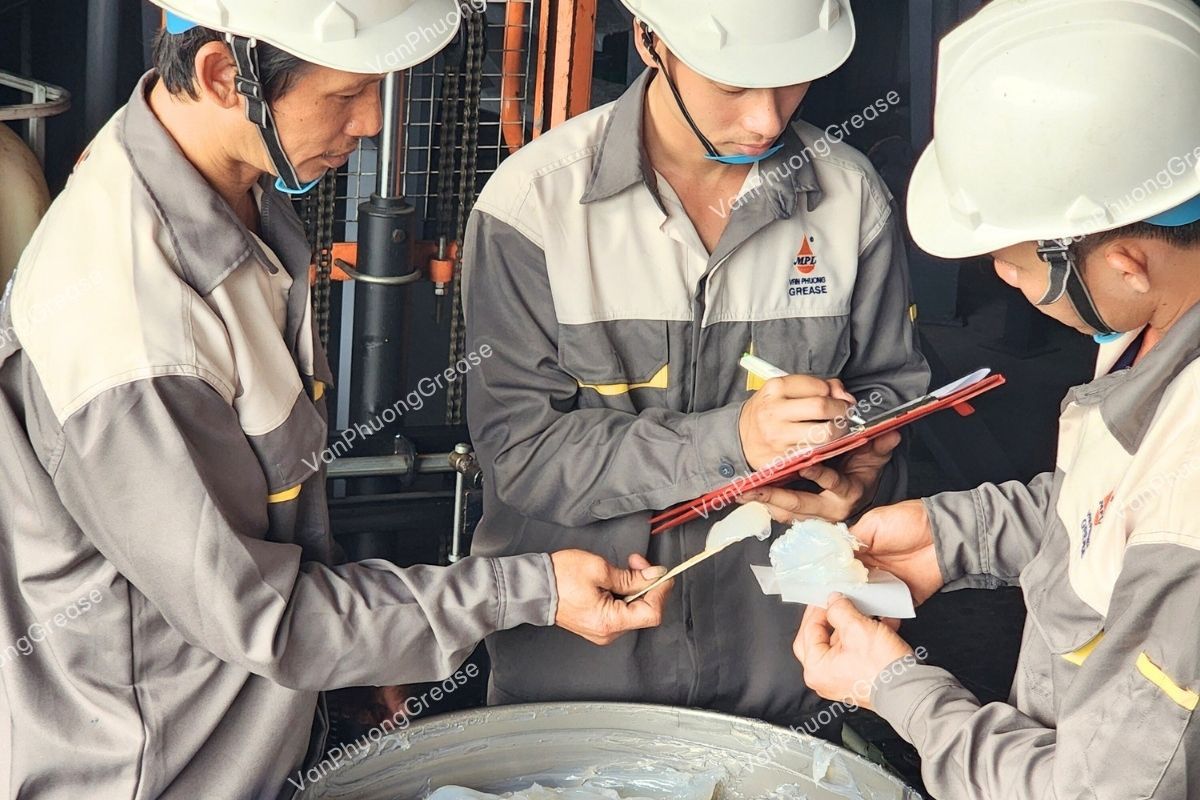 Mỡ trắng bôi trơn máy móc sinh nhiệt Các sản phẩm của Vân Phương Grease luôn được đảm bảo chất lượng ổn định với quy trình kiểm tra nghiêm ngặt